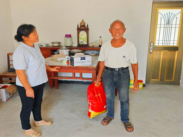 她的筆記本里用藍筆圈著每位鄉(xiāng)親的需求 章詠梅的「小家大愛」