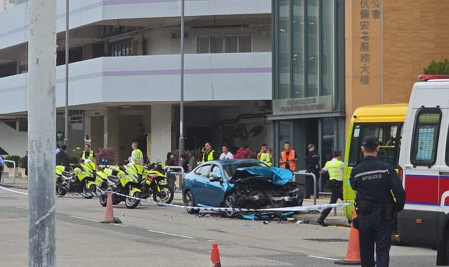 沙田復(fù)康巴士司機(jī)查看升降臺(tái) 遭私家車(chē)撞倒捲車(chē)底死亡