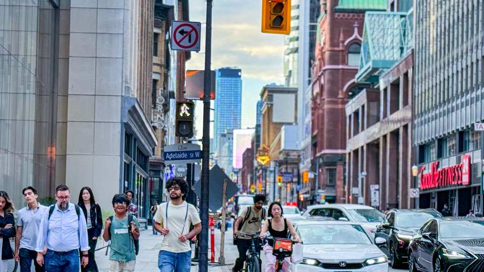 加拿大削減移民總?cè)藬?shù)積極搶美國(guó)高端人才