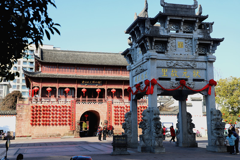 皖休寧縣：香港名導(dǎo)王晶採(cǎi)風(fēng)「狀元城」