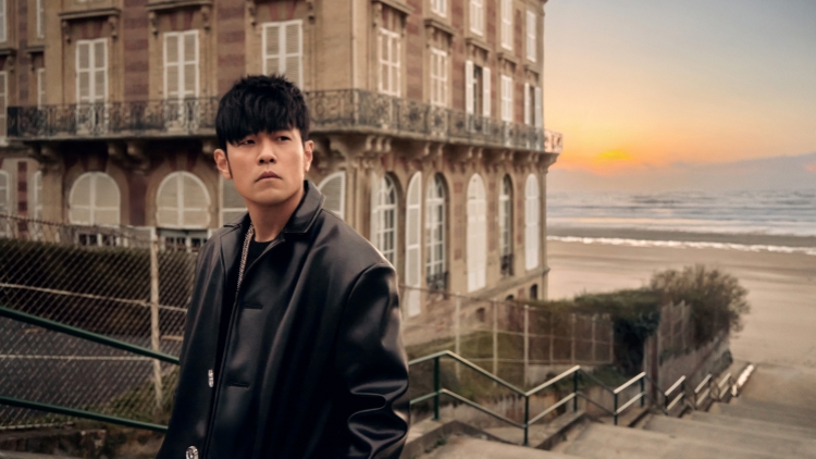 周杰倫出道25周年發(fā)文：還是「哎呦不錯這個屌」的我