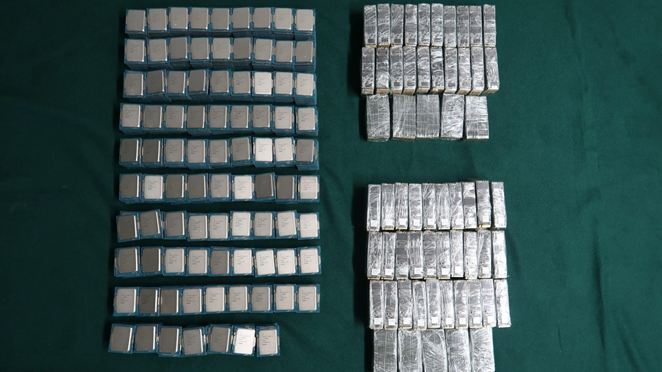 海關(guān)檢值477萬元走私中央處理器及固態(tài)硬碟 拘捕2名男司機(jī)