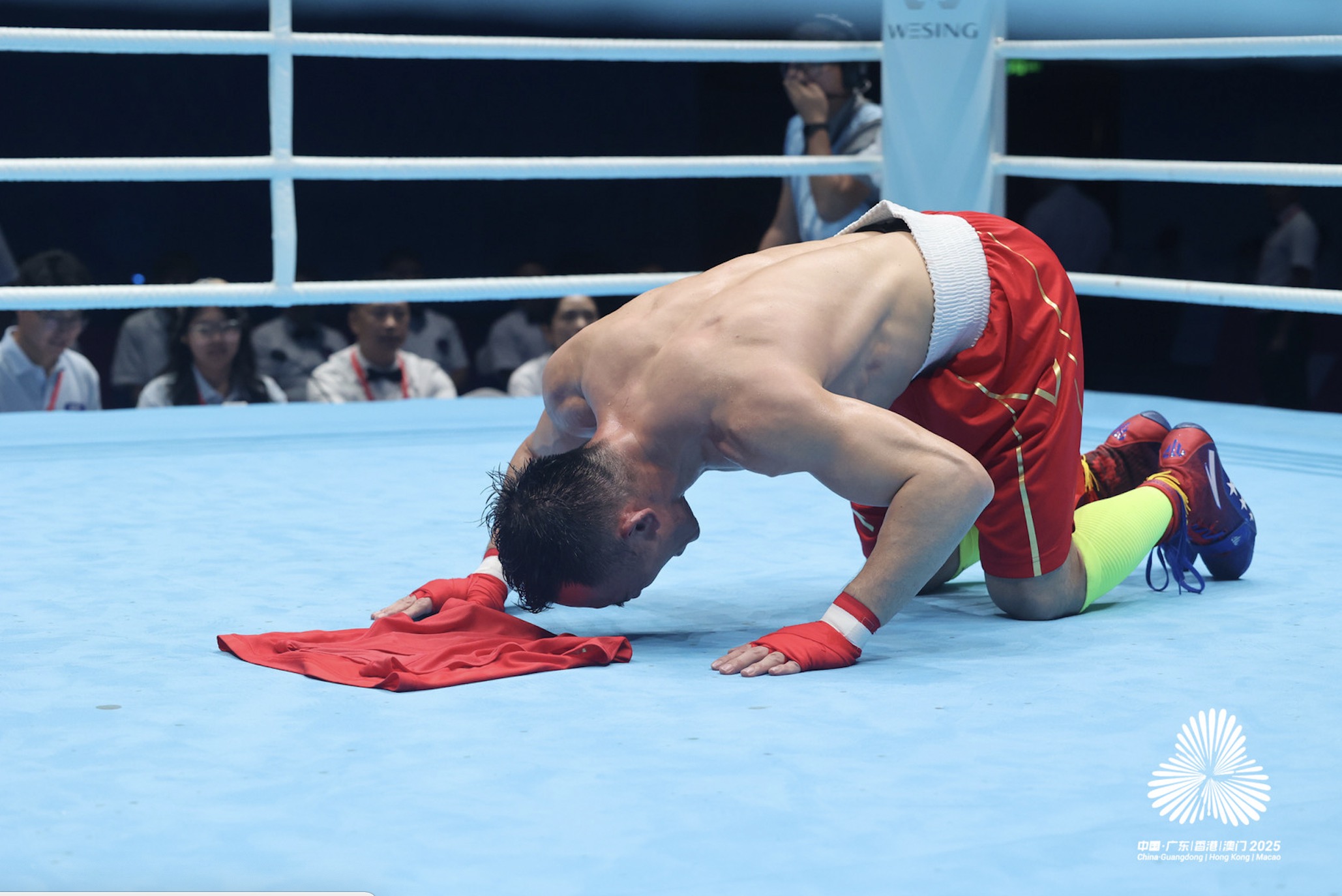 「五朝元老」劉偉跪別拳臺退役 十五運(yùn)會拳擊賽決出四強(qiáng) 