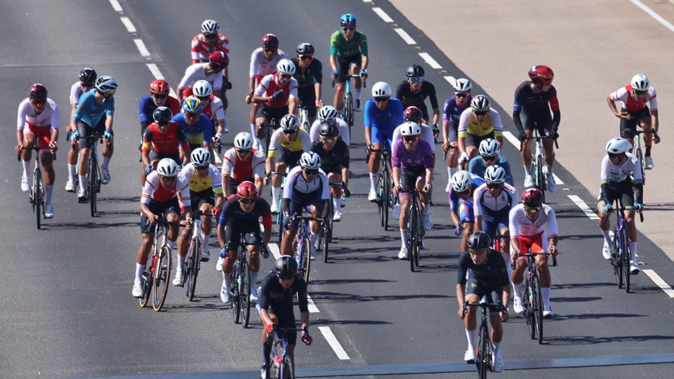 有片｜全運(yùn)會(huì)男子單車公路賽跨境競(jìng)逐 港生見證大灣區(qū)運(yùn)動(dòng)融合