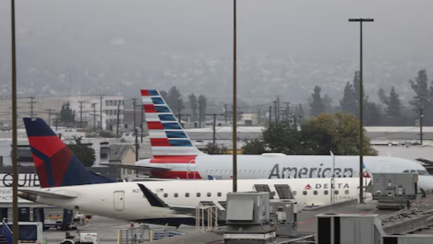 美國紐約地區(qū)三大機(jī)場均因人手短缺出現(xiàn)航班延誤