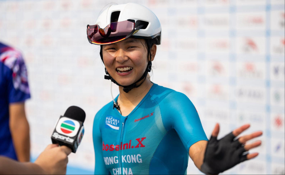 羅淑佩祝賀李思穎於十五運(yùn)會(huì)取得金牌