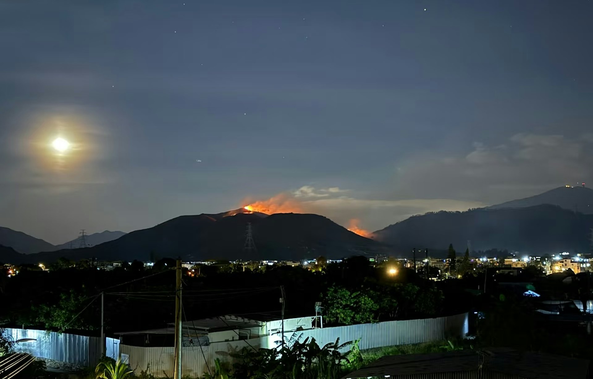 有片｜元朗掌牛山火焚燒10小時(shí) 火龍長(zhǎng)達(dá)500米 