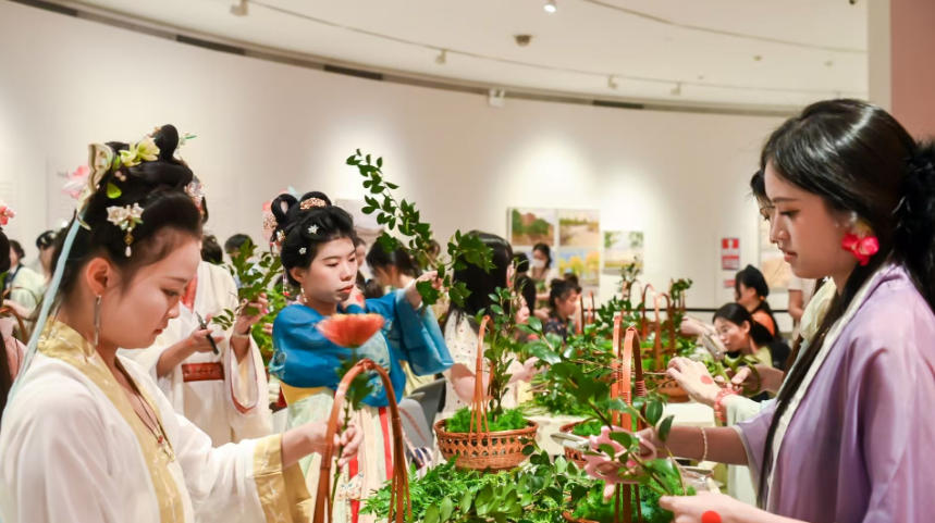 現(xiàn)代版《簪花仕女圖》現(xiàn)身深圳 「美術(shù)館之夜」上新