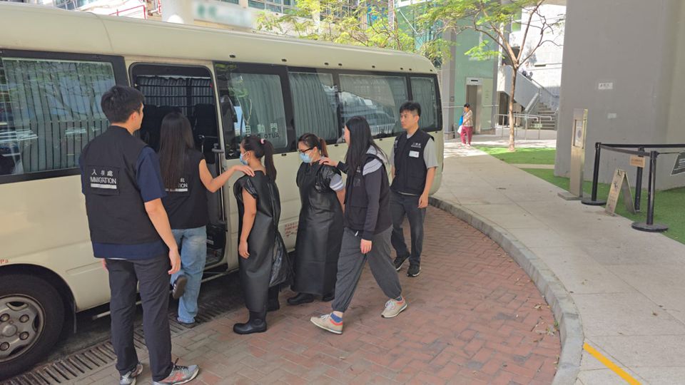 入境處打擊外傭違反逗留條件 拘捕21人