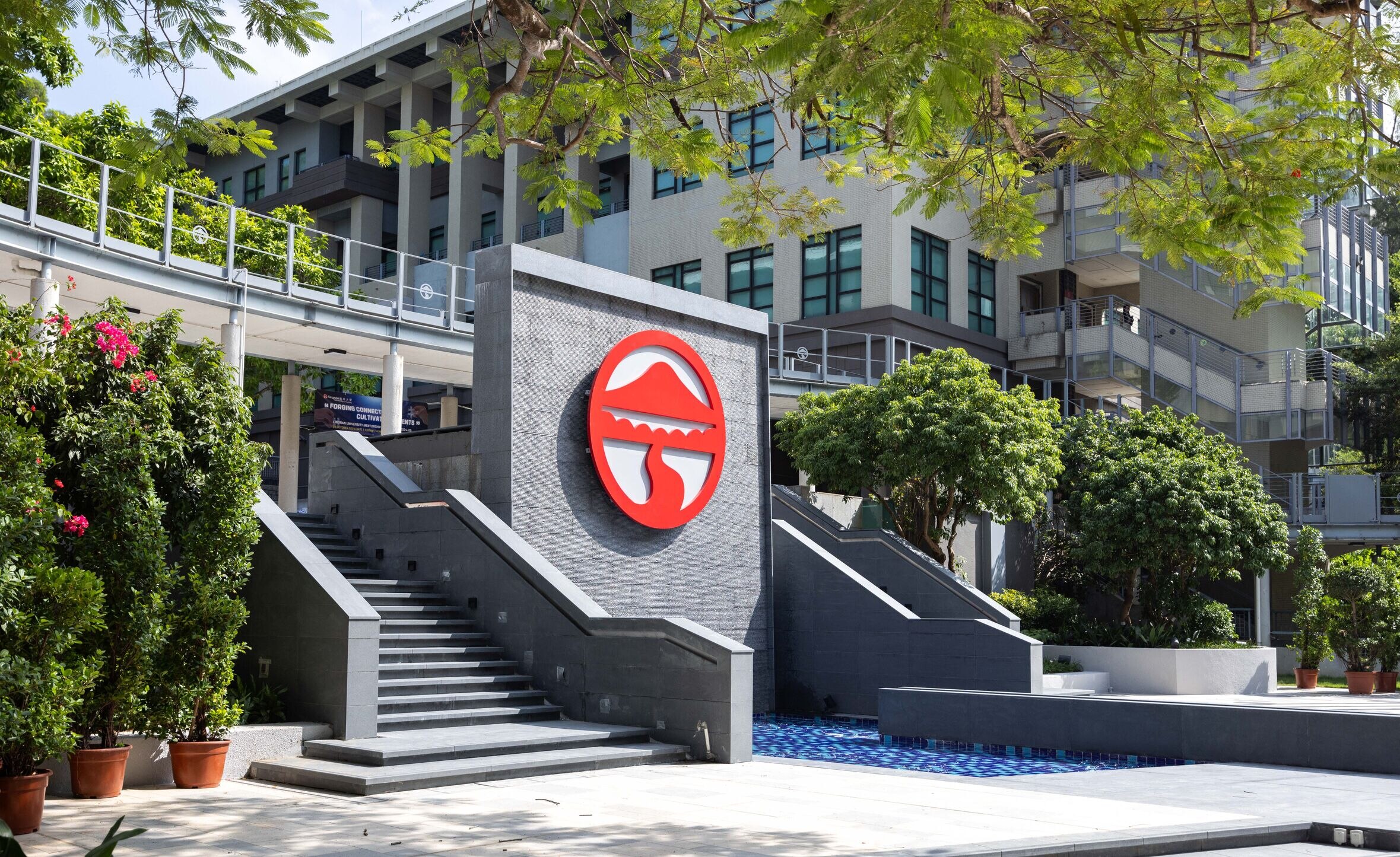 嶺大跨學(xué)科學(xué)院學(xué)者於《自然》發(fā)表成果 聯(lián)合研發(fā)高效穩(wěn)定反式鈣鈦礦太陽(yáng)能電池　