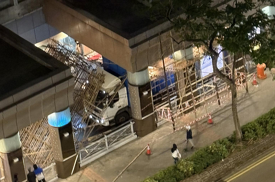 黃埔花園運(yùn)菜貨車撞棚架 女途人遭擊傷送院