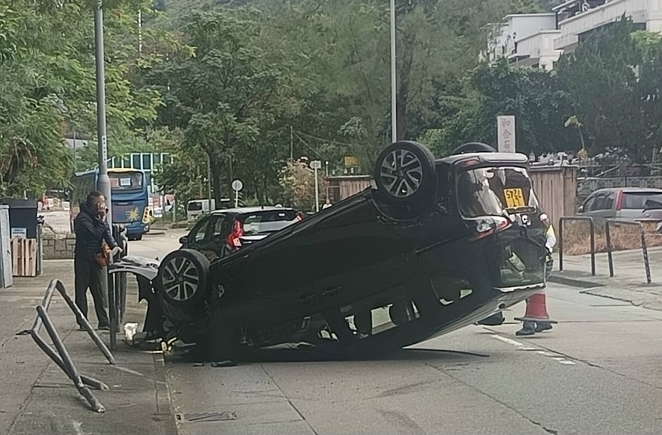 粉嶺私家車「自炒」四輪朝天 司機(jī)幸沒受傷