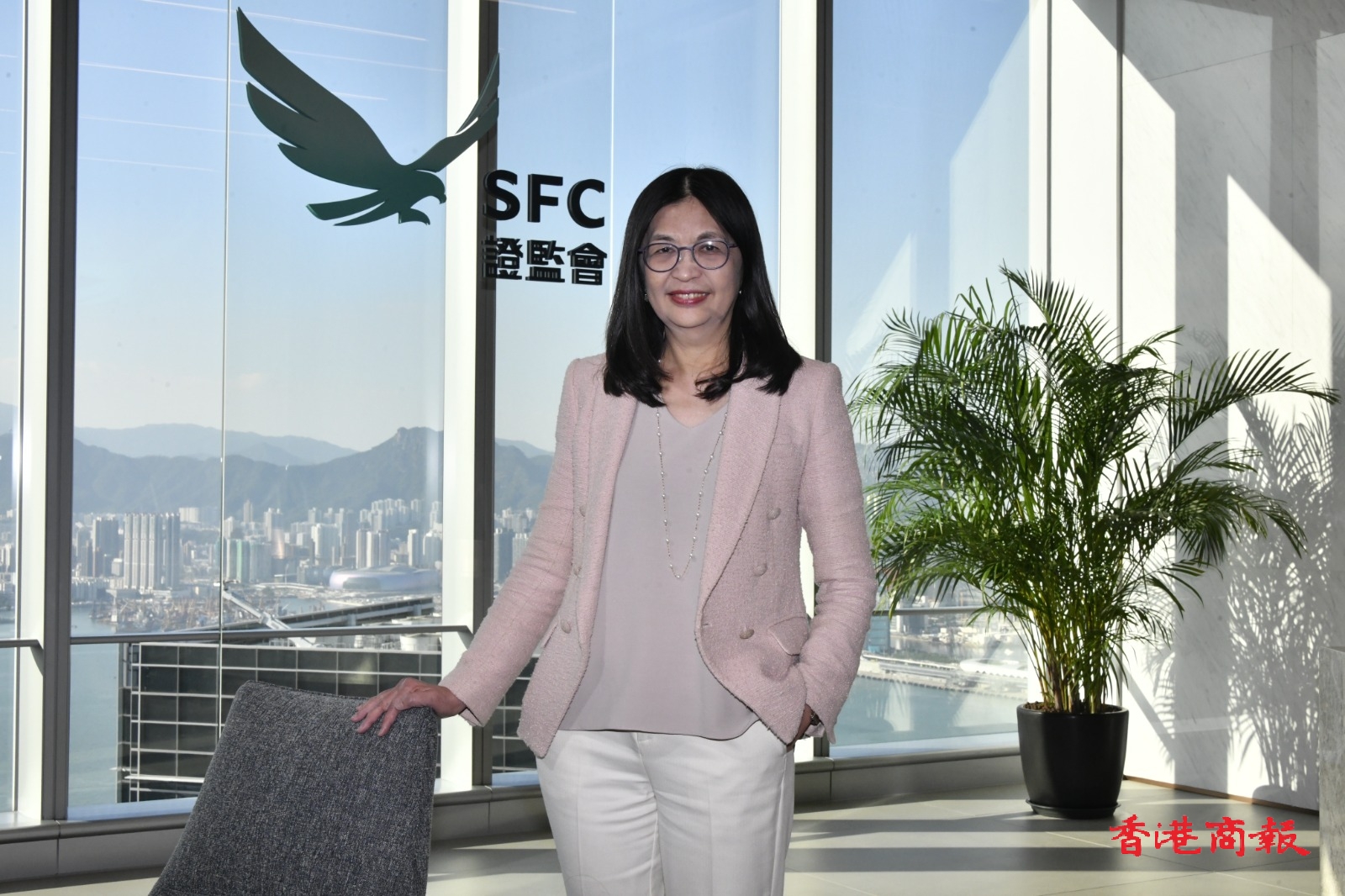 證監(jiān)會行政總裁梁鳳儀獲續(xù)任兩年  