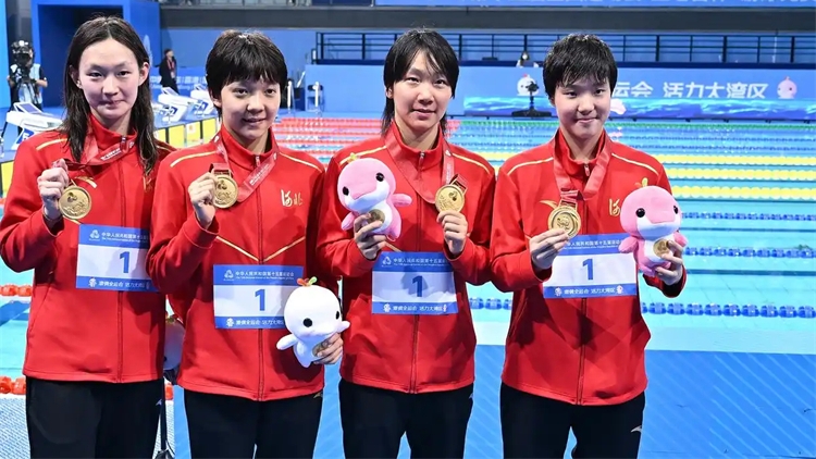 女子200米自由泳接力 河北隊(duì)最後50米反超摘金