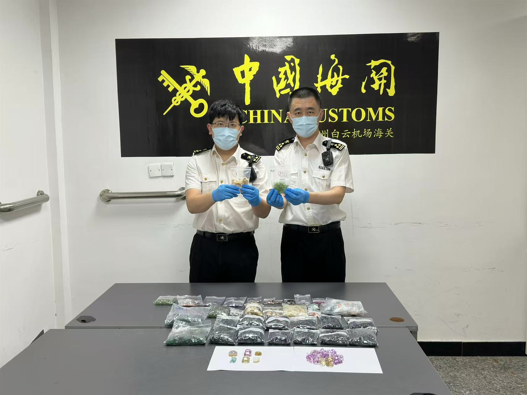 價(jià)值逾150萬(wàn)元 廣州海關(guān)查獲旅客超量攜帶進(jìn)境寶石10973顆