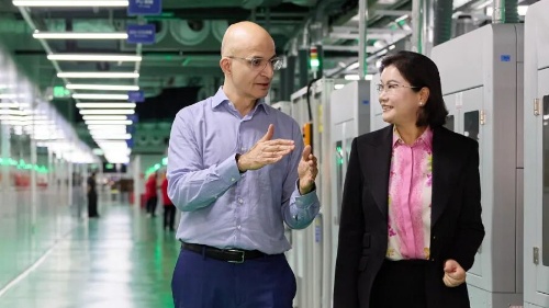 藍思科技:以三大核心優(yōu)勢競逐AI端側硬體龍頭 公布三年攻堅路線圖