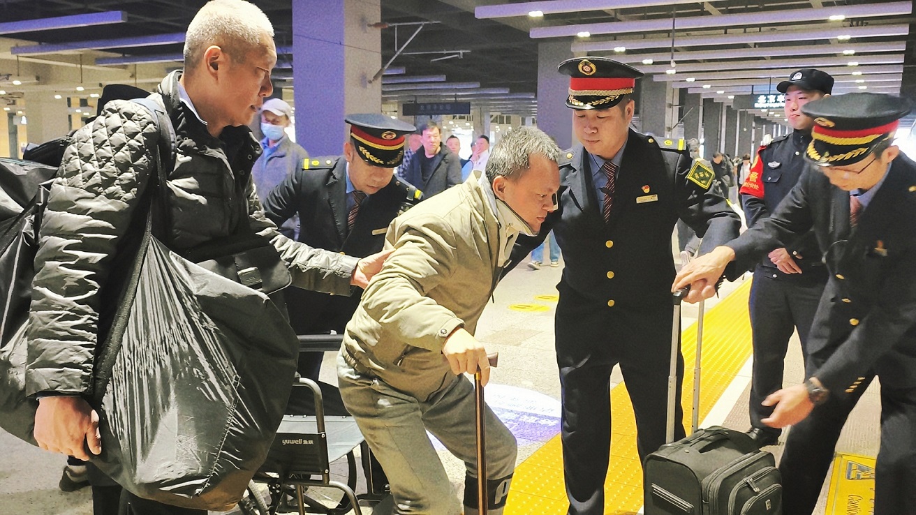 術(shù)後旅客千里出行遇難題 Z12次列車暖心護航顯溫情