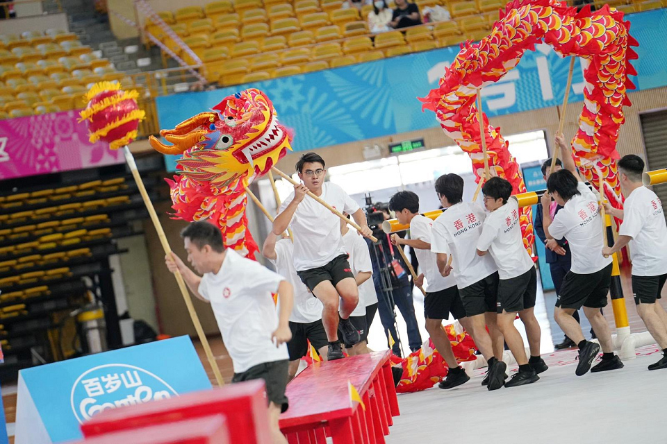 有片〡十五運會佛山舞龍障礙賽 少年警訊代港出戰(zhàn)展現(xiàn)團(tuán)隊精神