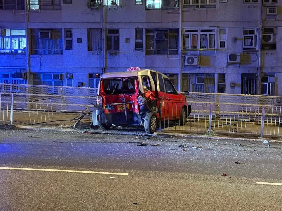 藍(lán)田的士遭客貨車(chē)推撞 掃毀鐵欄一人不適送院