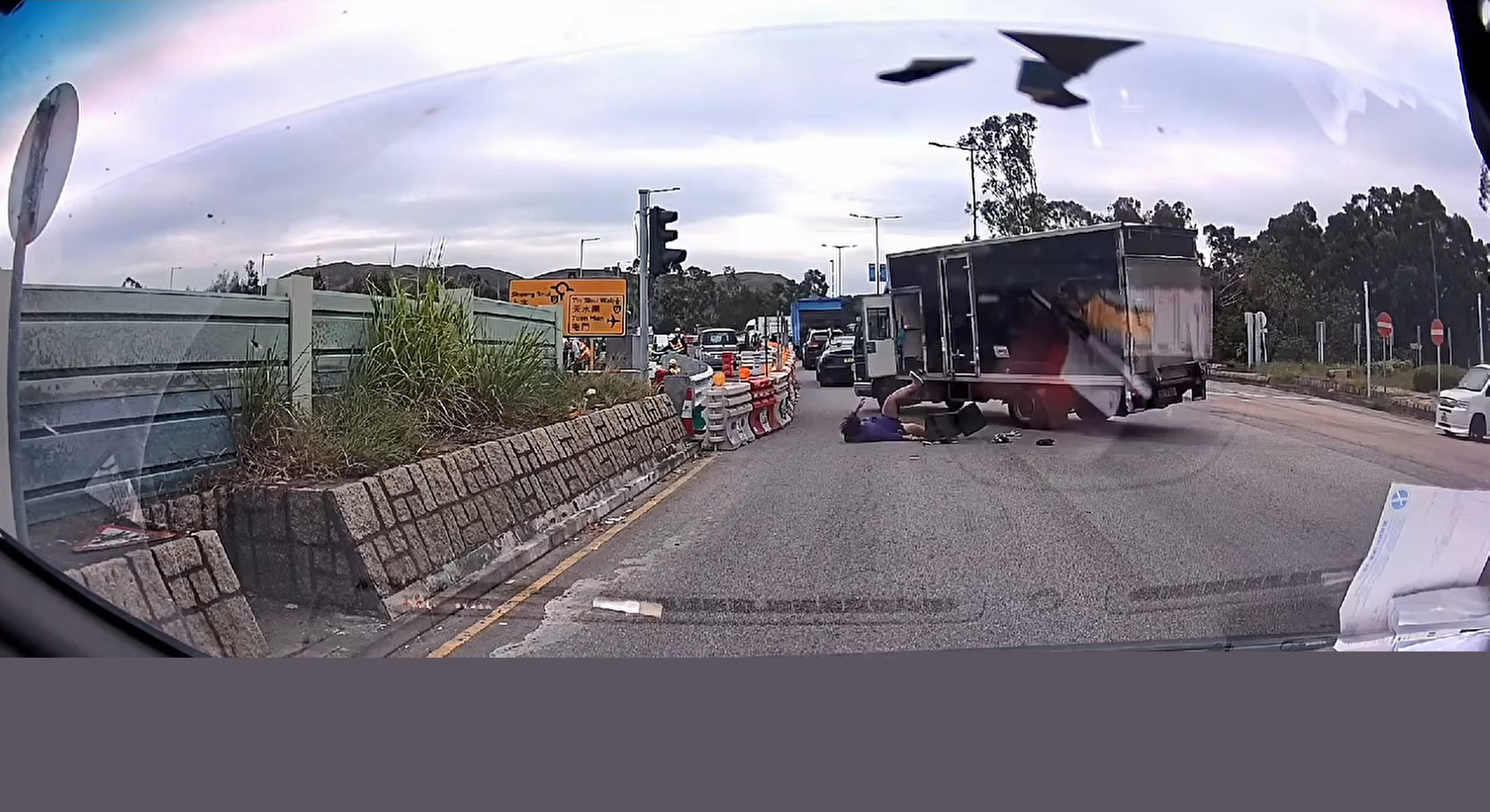 有片〡元朗貨車(chē)轉(zhuǎn)彎疑沒(méi)鎖好車(chē)門(mén) 後座男子跌出馬路幸無(wú)礙