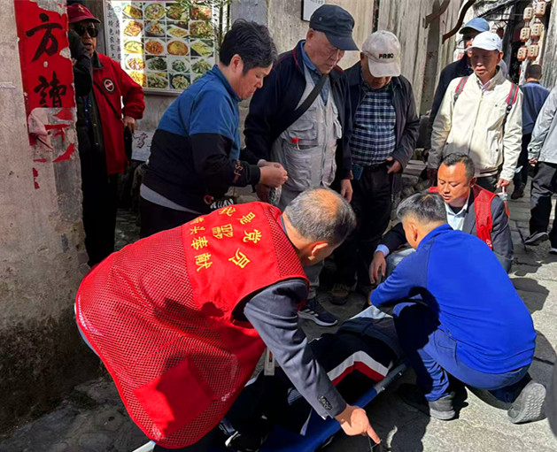 皖黟縣宏村景區(qū)：「紅馬甲」快救助 古稀老人得安虞