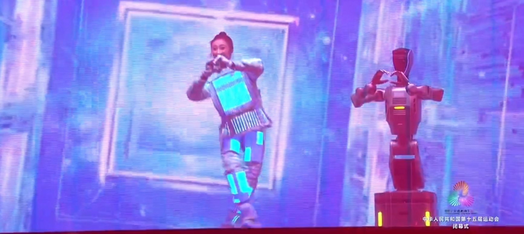 有片︱人機共演，越疆人形機器人Atom於十五屆全運會閉幕式亮相
