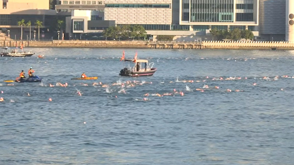 何詩(shī)蓓首次參與維港渡海泳 以30秒之差獲得女子組亞軍