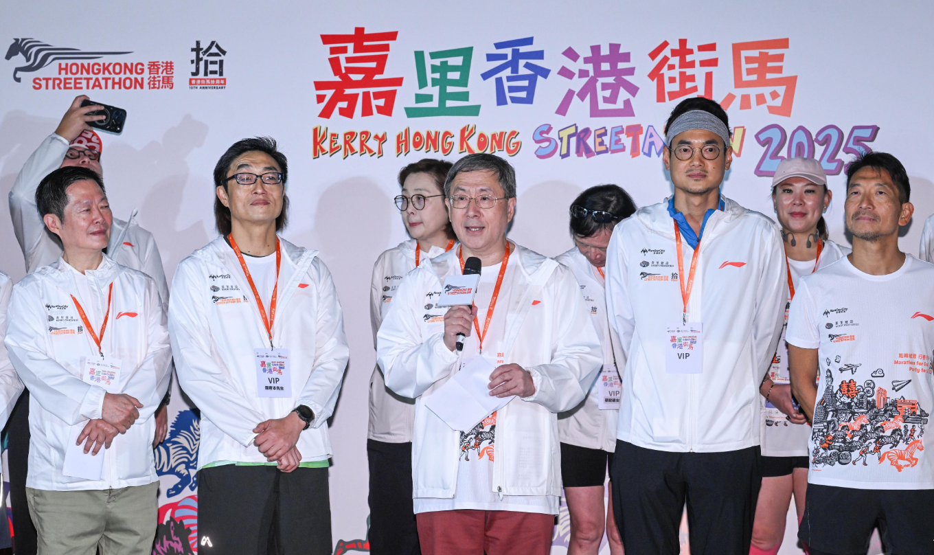 香港街馬開跑2萬人參加 卓永興出席起步禮為參賽者打氣