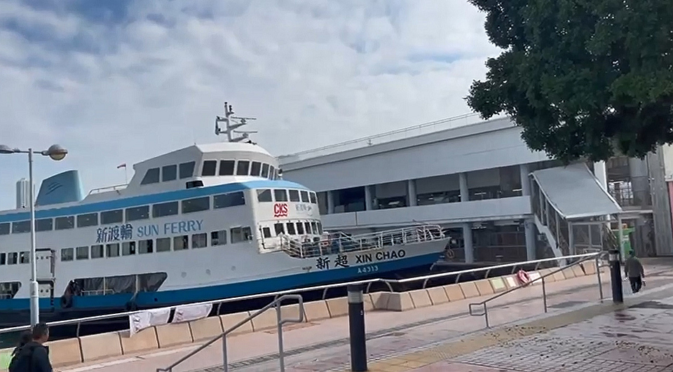 有片〡中環(huán)碼頭新渡輪撞碼頭  石壆撞變形無(wú)人傷