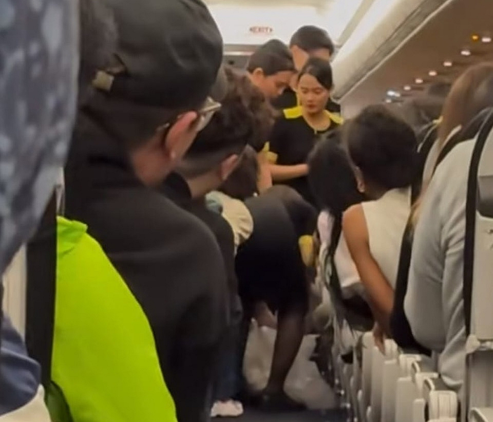 有片〡往新加坡航班乘客電腦懷疑起火 空姐滅火延誤約一小時(shí)