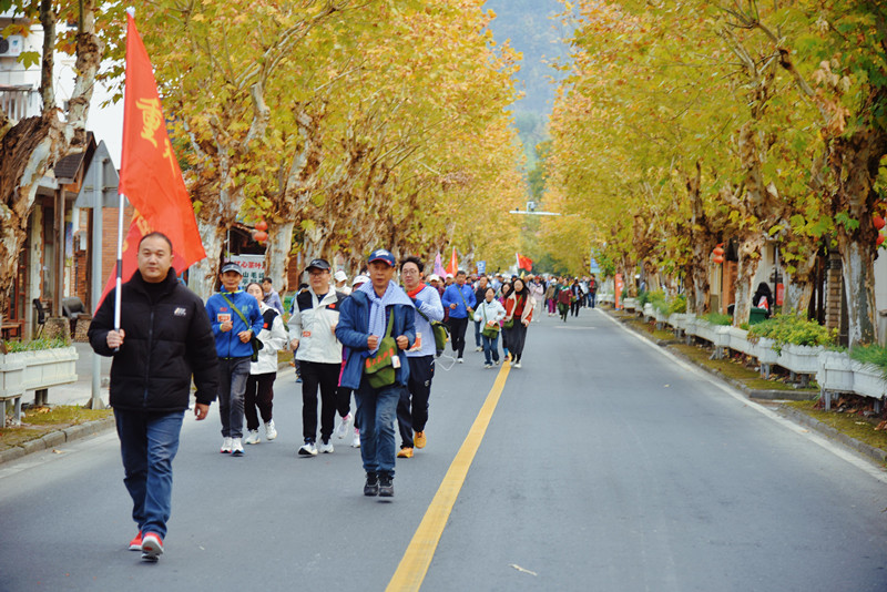 追溯崢嶸歲月續(xù)寫滬皖情誼  800人8公里齊聚東黃山「重走知青路」