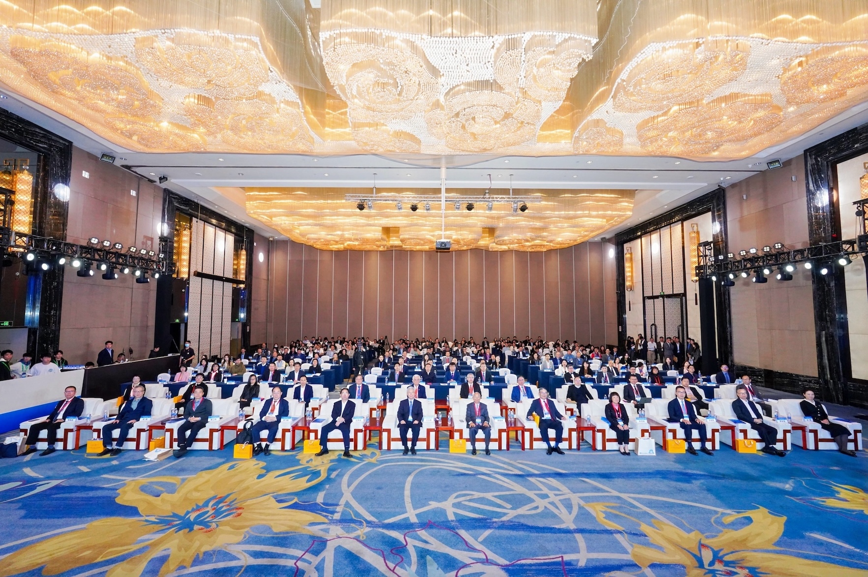   第四屆海峽兩岸社會辦醫(yī)發(fā)展峰會在穗舉辦 粵衛(wèi)健委將推「醫(yī)療、人才、藥械」三聯(lián)通深化大灣區(qū)醫(yī)療協(xié)同