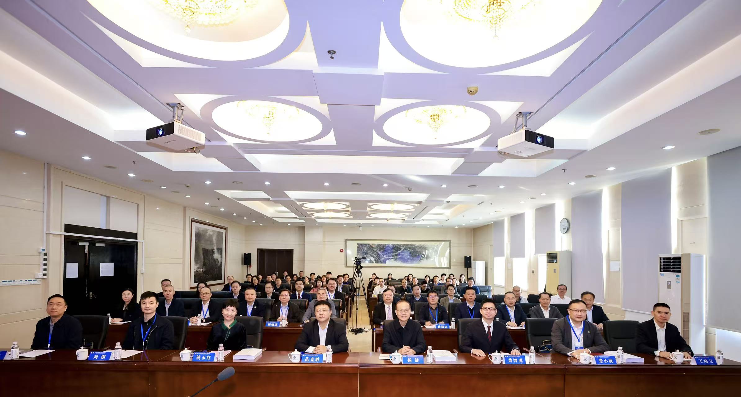 大灣區(qū)學術(shù)研討會探討大灣區(qū)社會治理現(xiàn)代化  港學者：大灣區(qū)的標準合同有機會成為數(shù)據(jù)暢通的關(guān)鍵槓桿