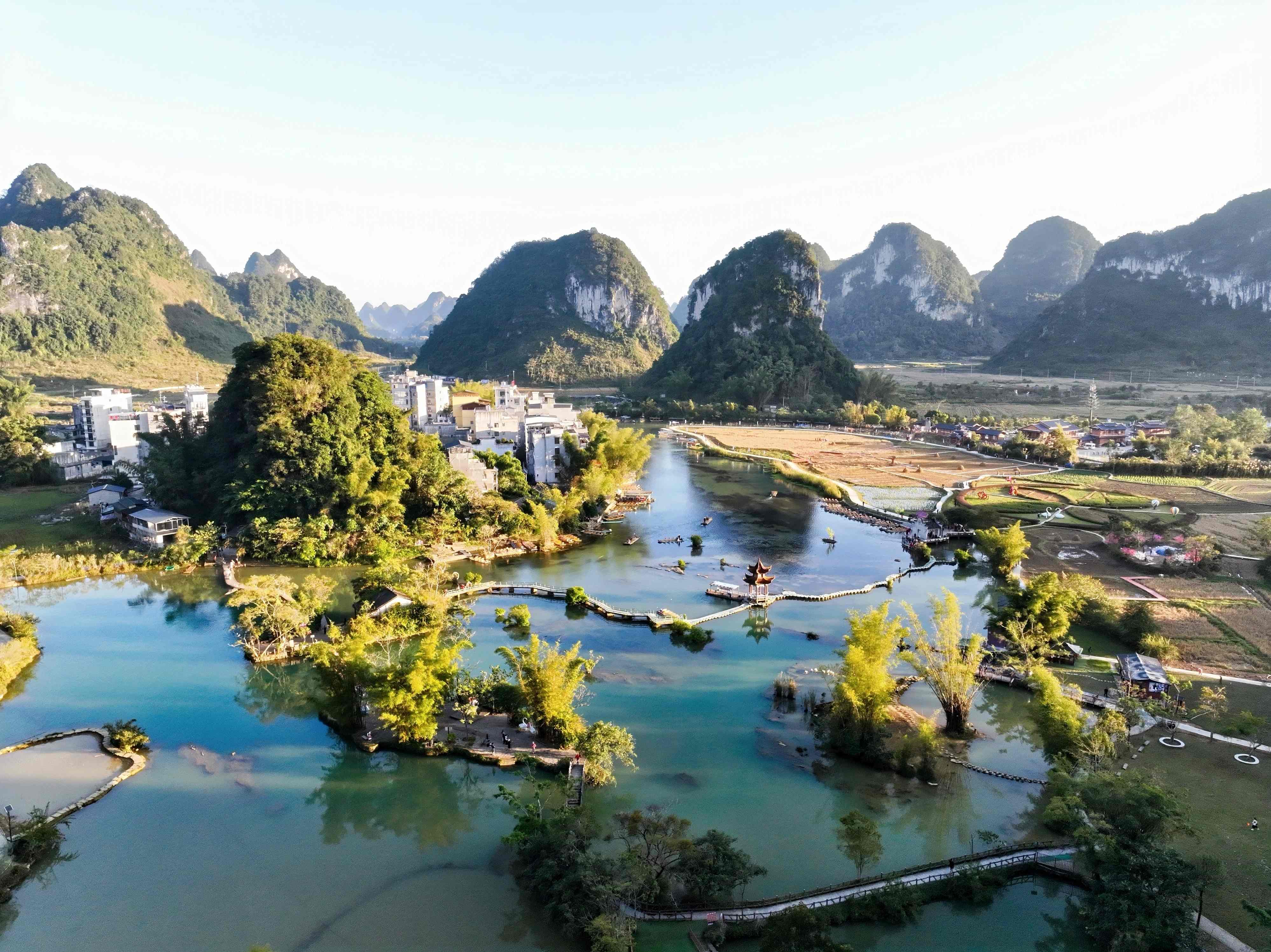 千姿百色新圖景：科技點(diǎn)染山水 非遺活化鄉(xiāng)愁