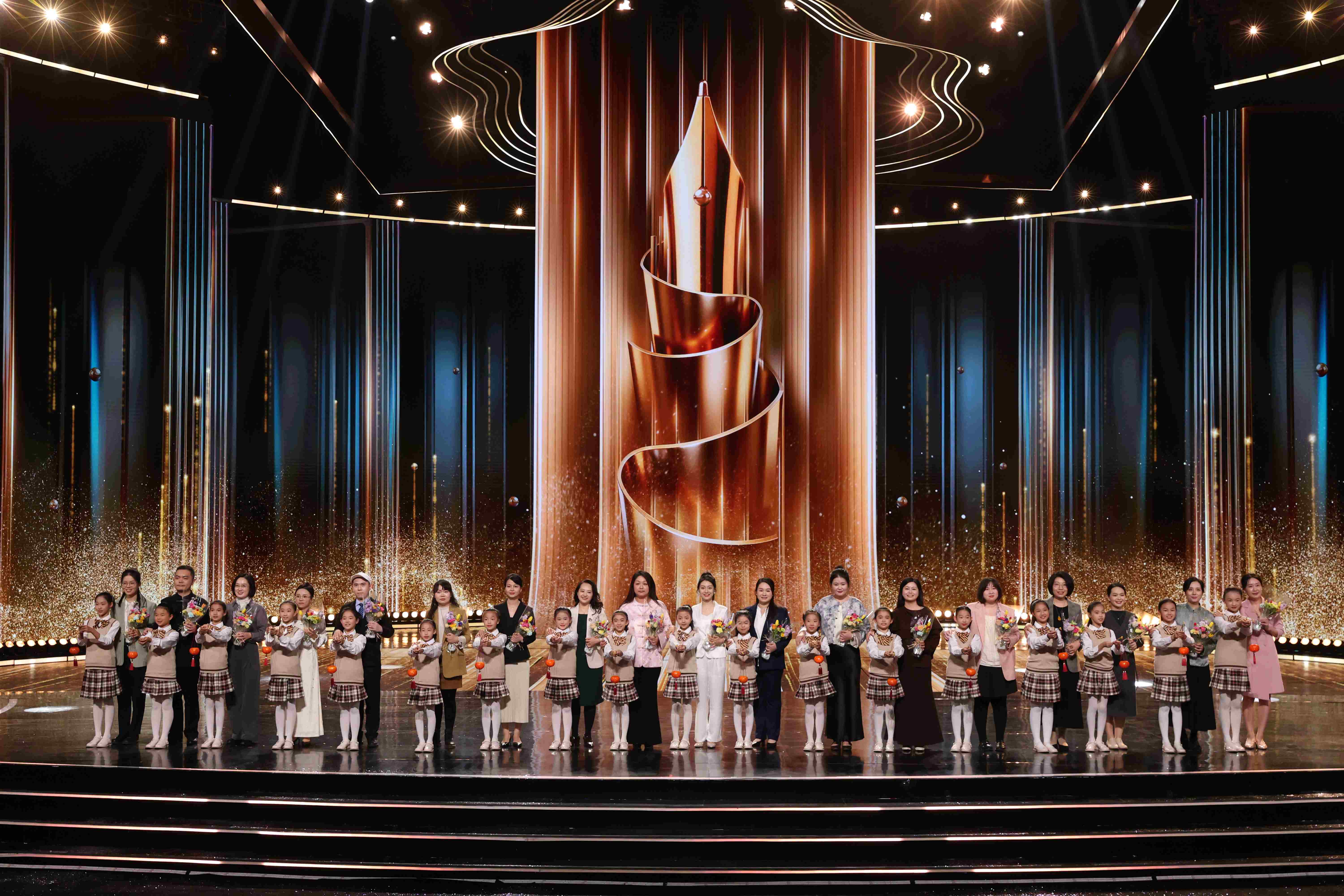 「兒童文學(xué)獎之夜」落幕 阿來寄語小讀者：在文字中看見更廣闊的世界