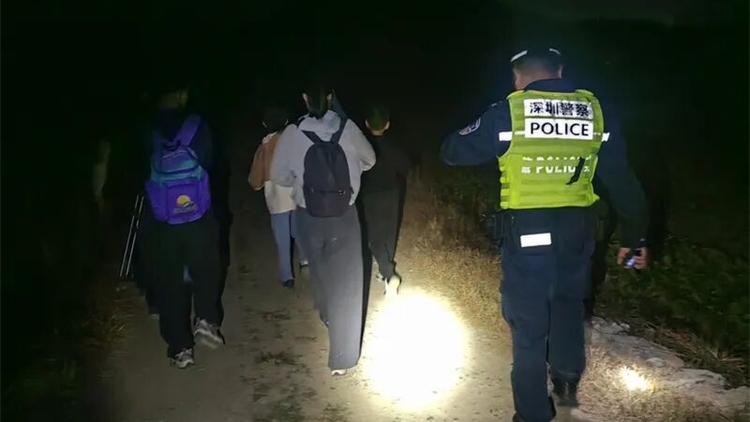 深圳16人深山失聯(lián)斷水?dāng)嗉Z 警察2小時成功救援
