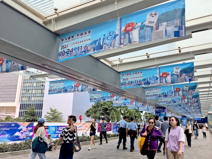 楊何蓓茵展示二創(chuàng)日曆：12·7立法會選舉 宜及早投票