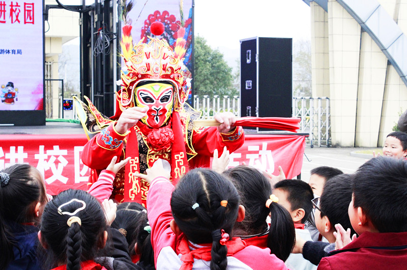 皖黟縣：戲曲傳承進(jìn)校園導(dǎo)師相伴潤(rùn)童心