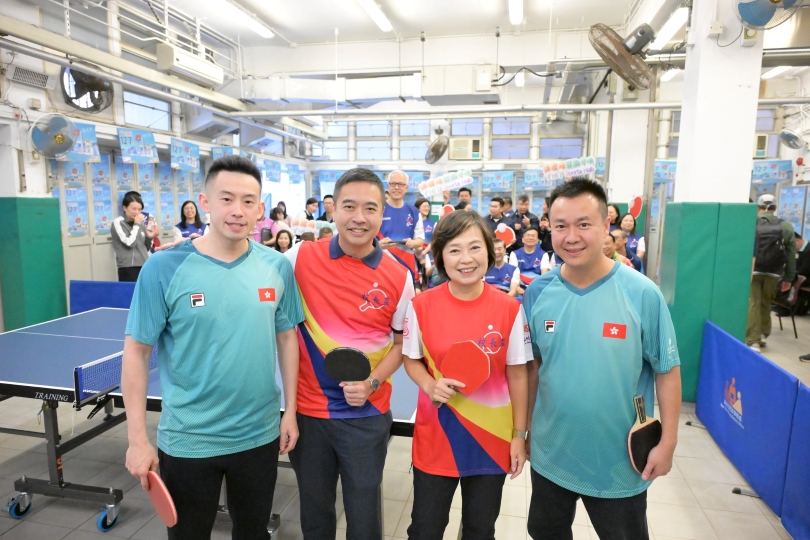 蔡若蓮參加九龍校長(zhǎng)盃乒乓球賽 與黃鎮(zhèn)廷李靜切磋球技