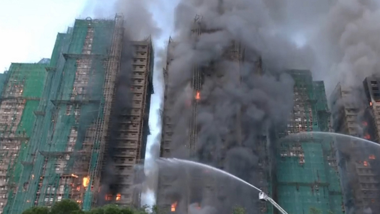 宏福苑大火｜企業(yè)馳援大埔火災(zāi)救援 李嘉誠(chéng)基金會(huì)3000萬(wàn)設(shè)緊急援助基金 額外撥5000萬(wàn)後續(xù)支援 李兆基基金、馬雲(yún)公益基金會(huì)各捐贈(zèng)3000萬(wàn) 信和集團(tuán)、周大福等多間企業(yè)捐款支援 （持續(xù)更新）