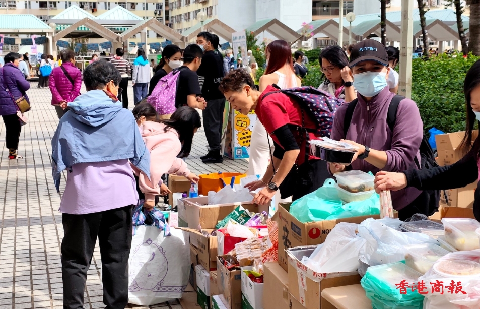 多圖丨市民自發(fā)到火災(zāi)庇護(hù)中心協(xié)助
