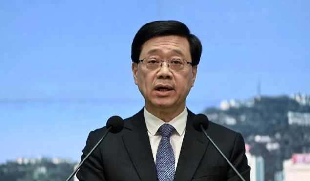 宏福苑大火｜李家超到火警現(xiàn)場視察 聽取消防匯報(bào)救援情況