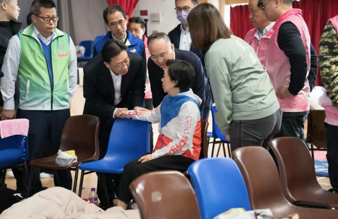 中聯(lián)辦主任周霽副主任農(nóng)融探望慰問火災(zāi)傷者和受影響居民