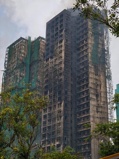 截至晚上8時(shí)火警造成65人死亡