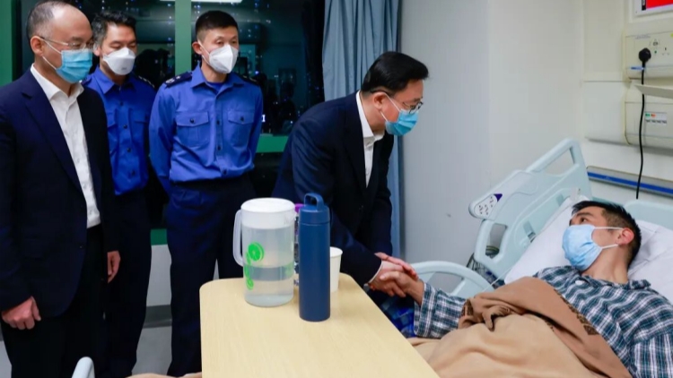 周霽 農(nóng)融前往醫(yī)院探望慰問(wèn)參與火災(zāi)救援受傷的消防員