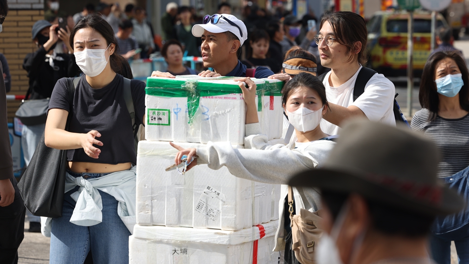 宏福苑大火｜香港北京社團總會捐逾千萬元善款 全力支援宏福苑火災(zāi)救援
