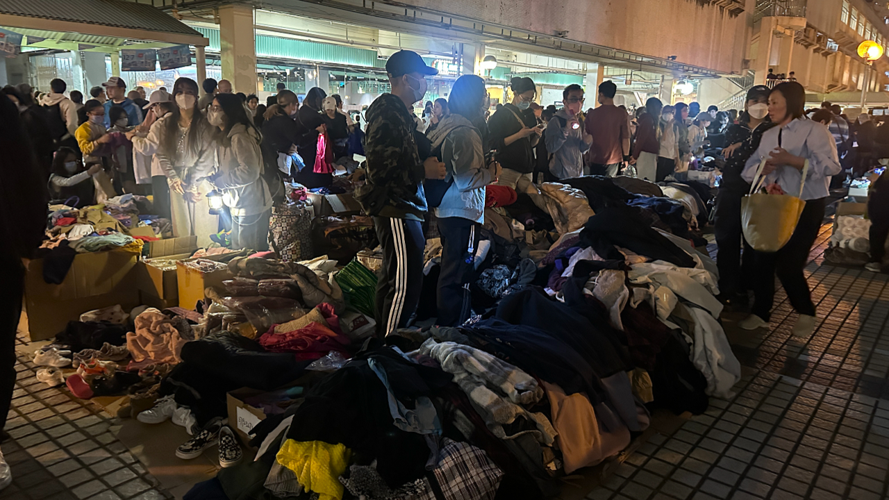 有片丨【宏福苑大火】香港好有愛 市民自發(fā)捐物資 極速建互助平臺(tái)