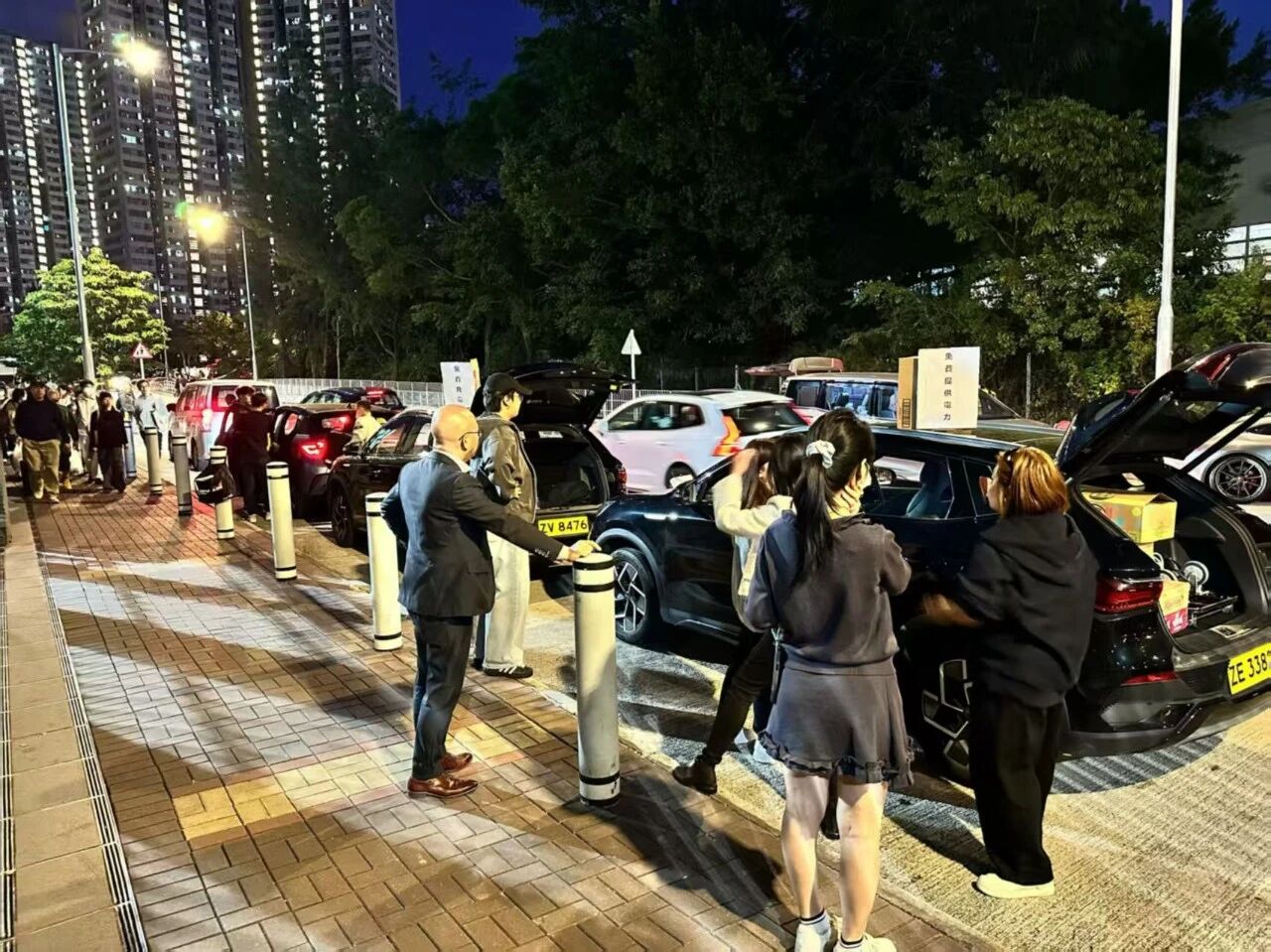 和諧汽車捐500萬，並派20部比亞迪電車提供運輸和充電