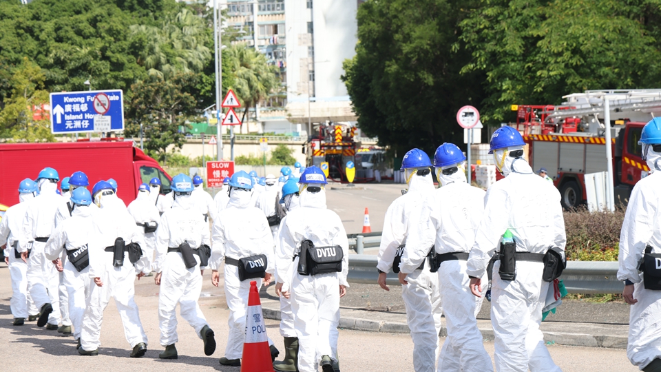 有片 | 【宏福苑大火】遇害者辨認(rèn)組到場搜遺骸 以確認(rèn)身份