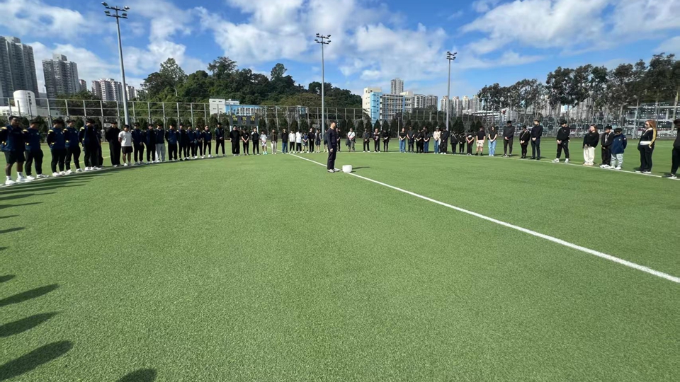 有片｜【宏福苑大火】綠茵寄哀思 香港足球界齊聚大埔 悼念火災(zāi)罹難者